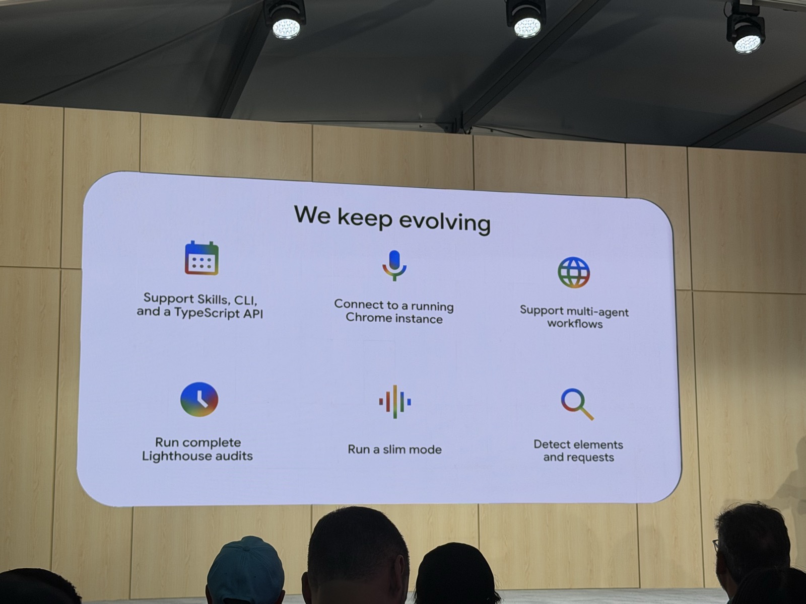 Slide "We keep evolving" de Chrome DevTools for Agents con seis features: soporte de Skills/CLI/TypeScript API, conectarse a una instancia de Chrome corriendo, workflows multi-agente, auditorías de Lighthouse, slim mode y detección de elementos y requests