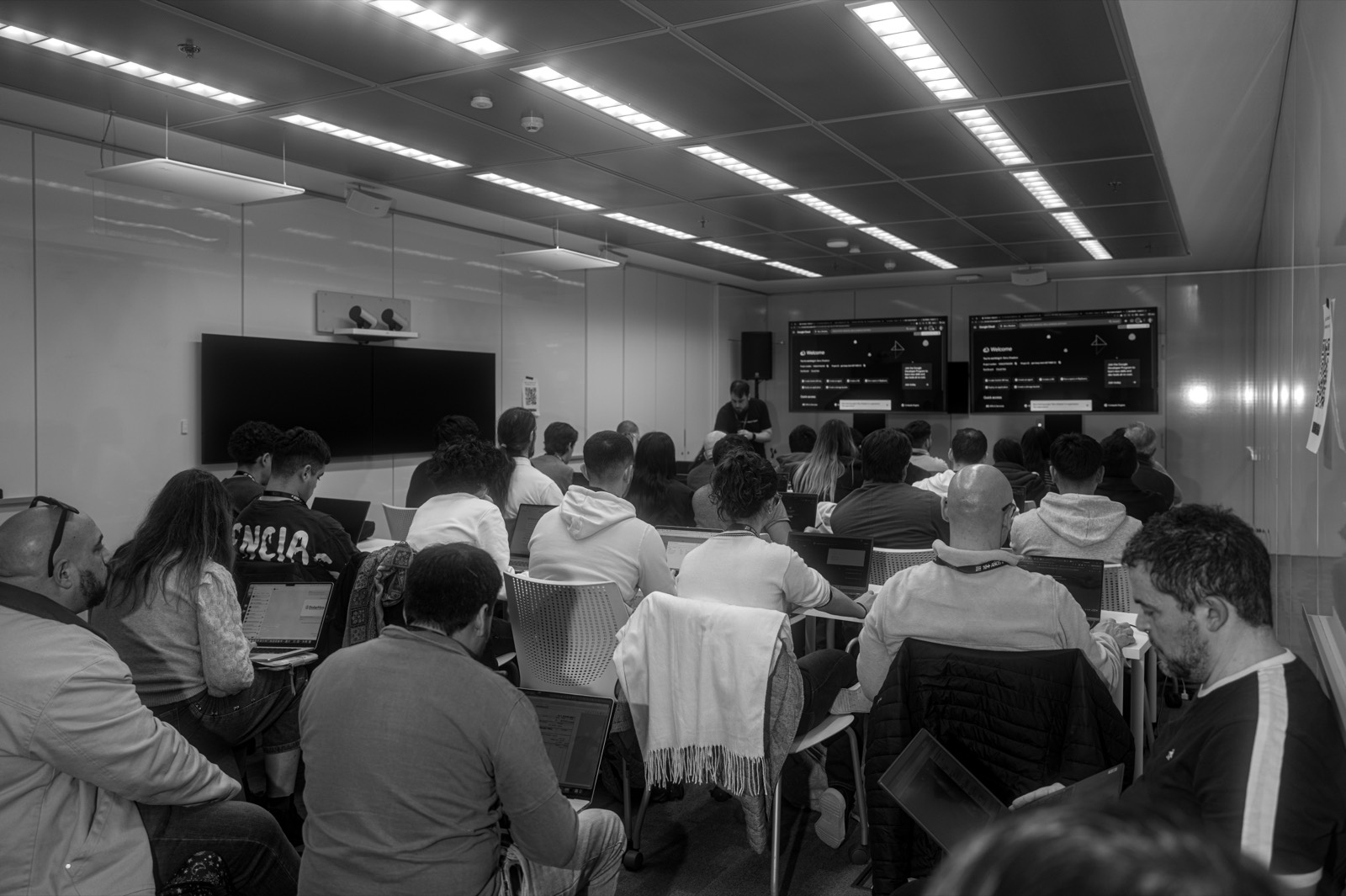 La sala llena, con las notebooks abiertas siguiendo los pasos
