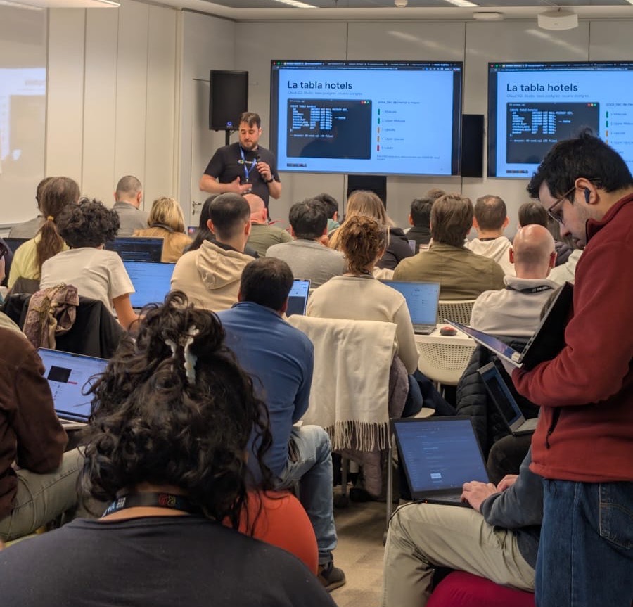 Explicando la tabla hotels mientras la sala crea su instancia de Cloud SQL